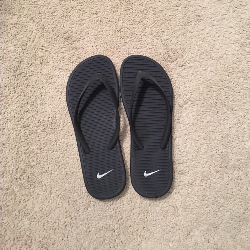 NIKE flip flops!!