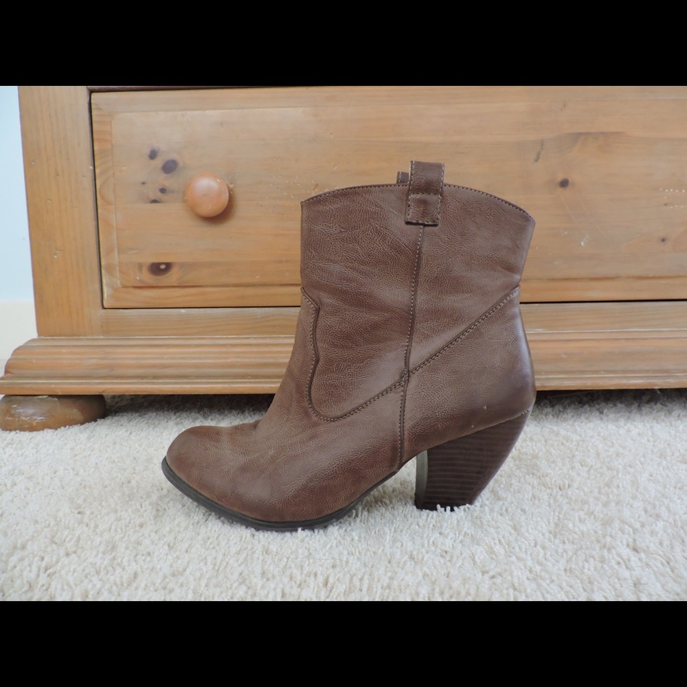 Tan heel booties!