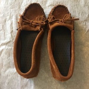 NWOT Brown Kilty Hardsole Minnetonka Moccasins