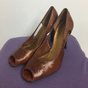 BNWB Stunning BCBG Peep Toe Pumps 😍