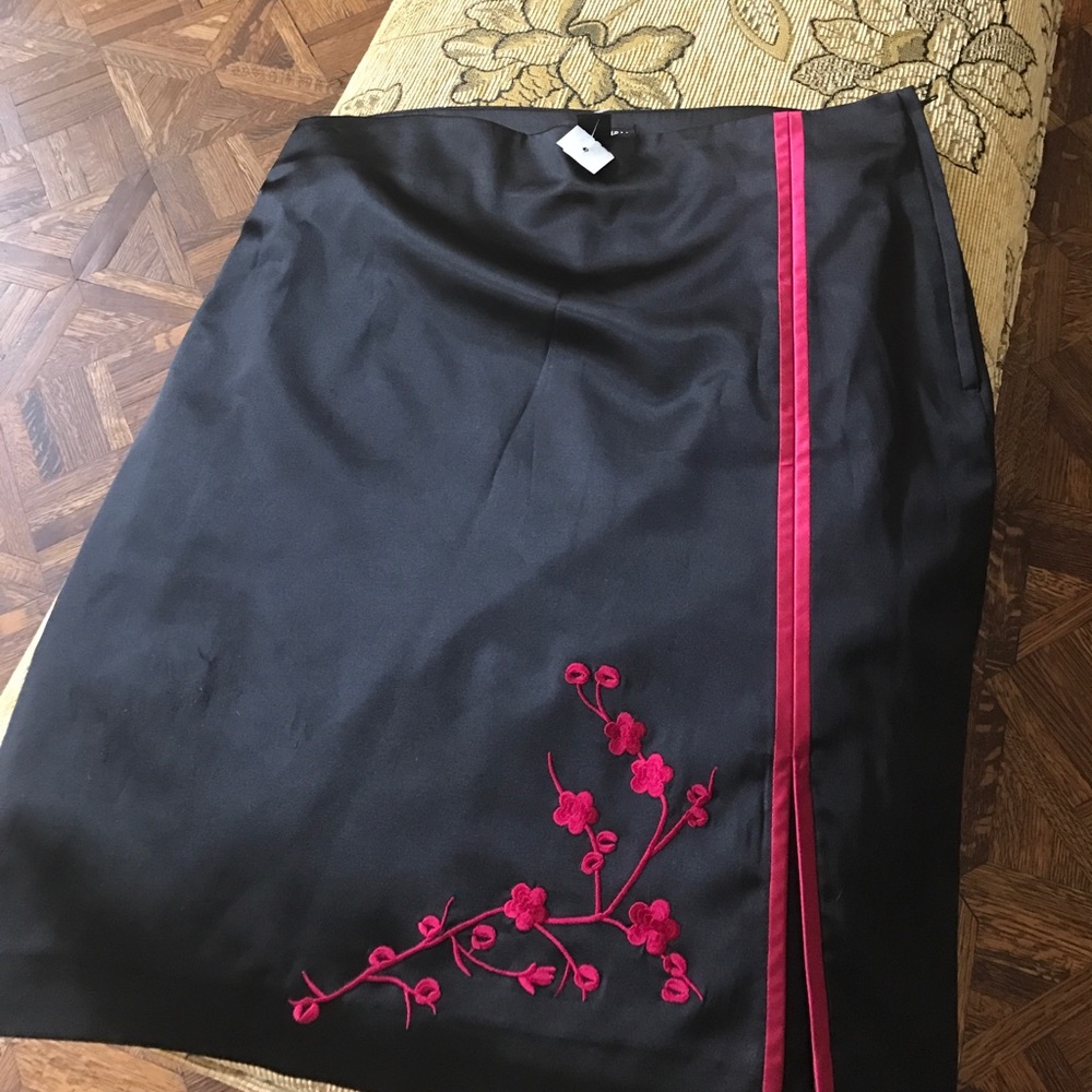 🆕skirt silk Sz8. Black red rose detail split knee