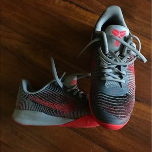 Nike Kobe Mentality 2 - Wolf Grey / Bright Crimson