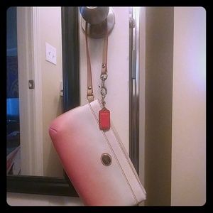 👛Pink ✳COACH✳ wristlet 👛