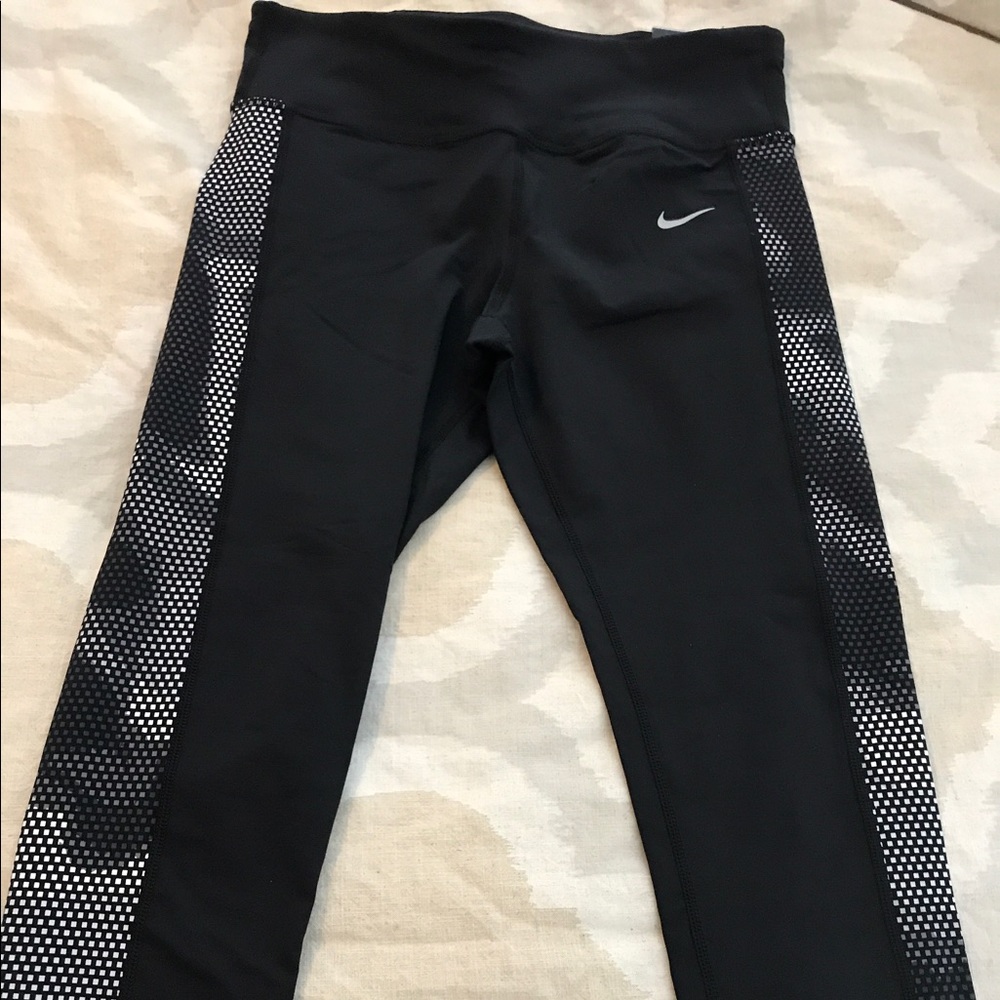 NikeEpic Lux Tight- Crop size Medium