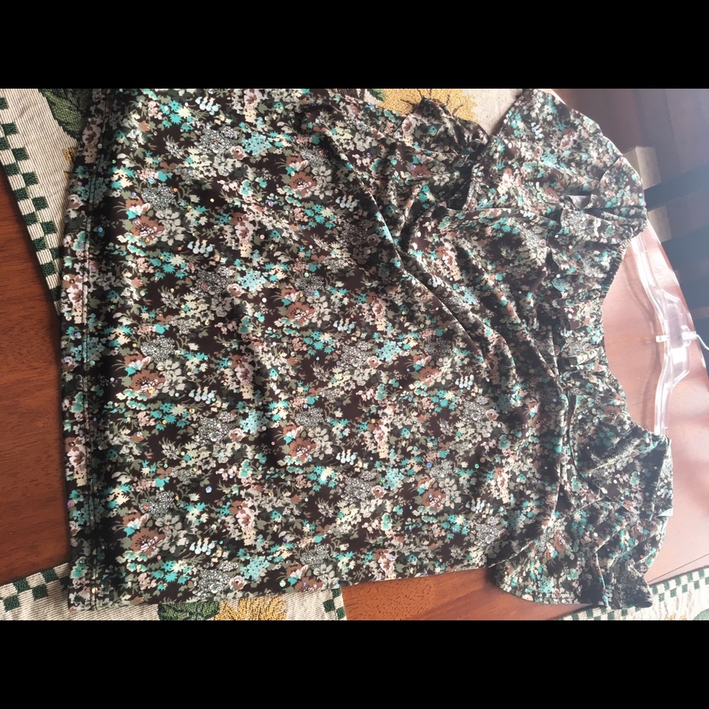Dressbarn Petite M floral top w/ruffles & sequins - Picture 4 of 4