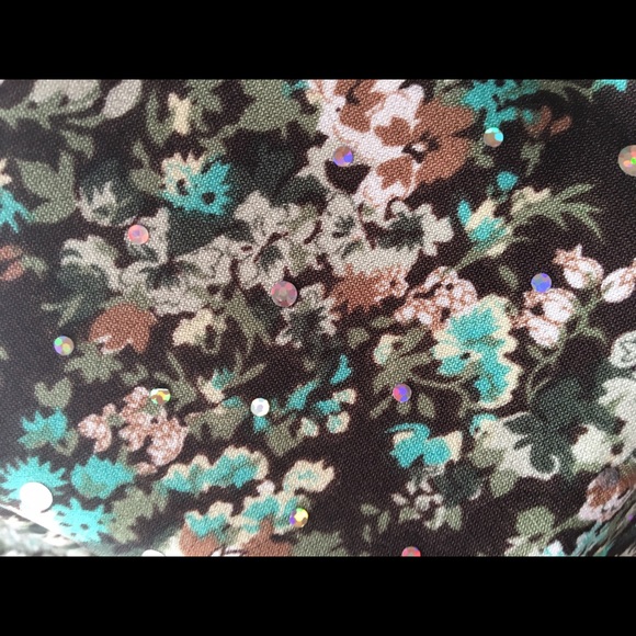 Dressbarn Petite M floral top w/ruffles & sequins - Picture 2 of 4