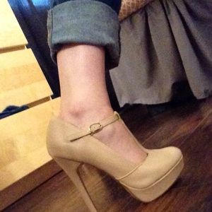 Nude pumps