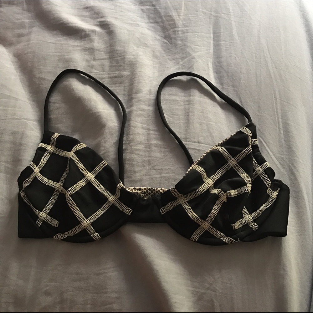 ❌❌SOLD❌❌Acacia swimwear storm stitch top M