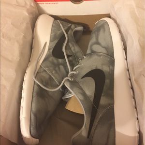 Nike wolf grey rosheruns brand new never worn sz13