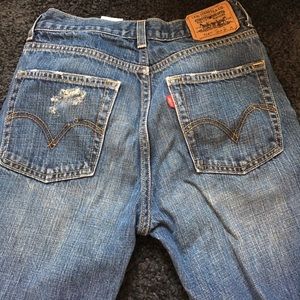 Distressed Levi's boyfriend jeans