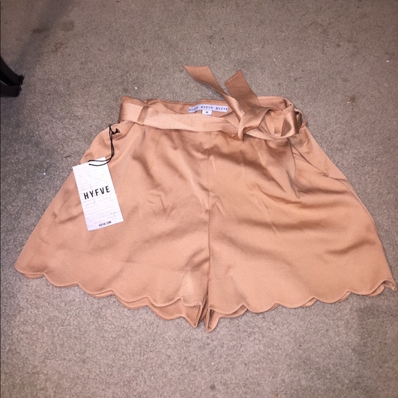 Belted scallop shorts - Picture 1 of 4