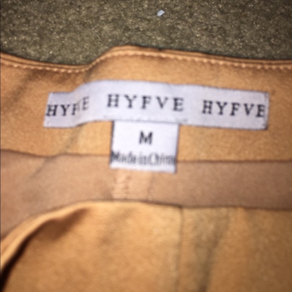 Belted scallop shorts - Picture 2 of 4