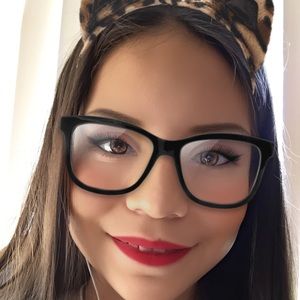 Meet your Posher, Evaya