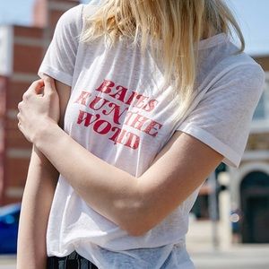 LA hearts babes run the world tee