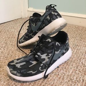 Nike Roshe run Sneakers black camo RARE size 7