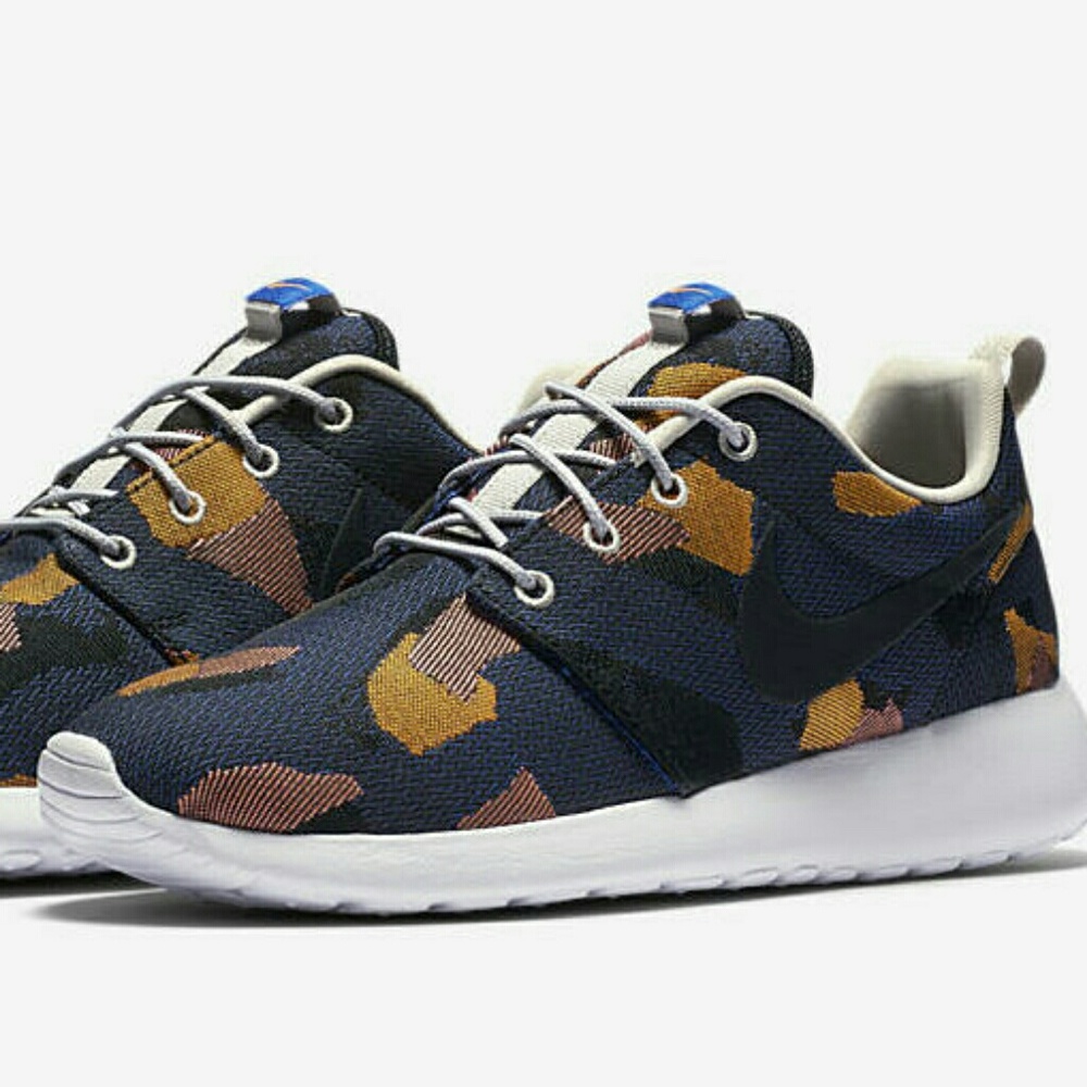 Nike ROSHE ONE JACQUARD
Women's 10.5