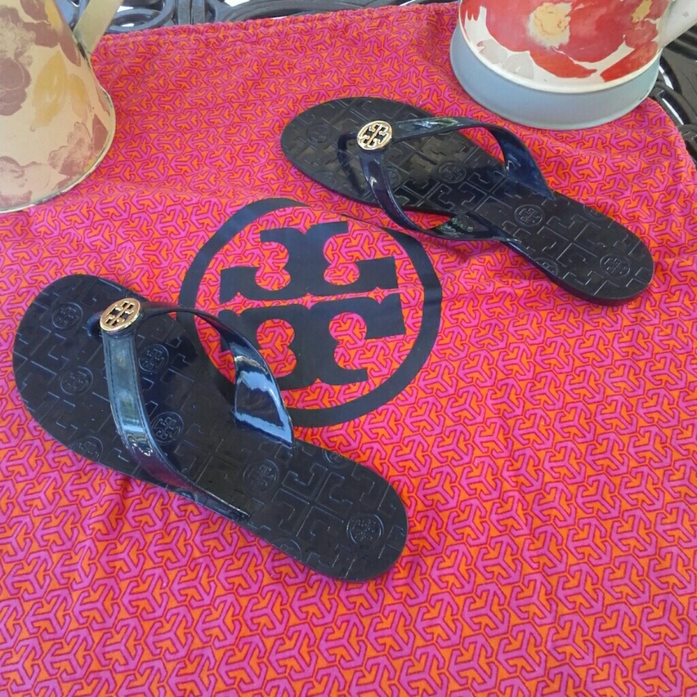 Tory Burch drk Navy Patent Leather Thora fl flops.