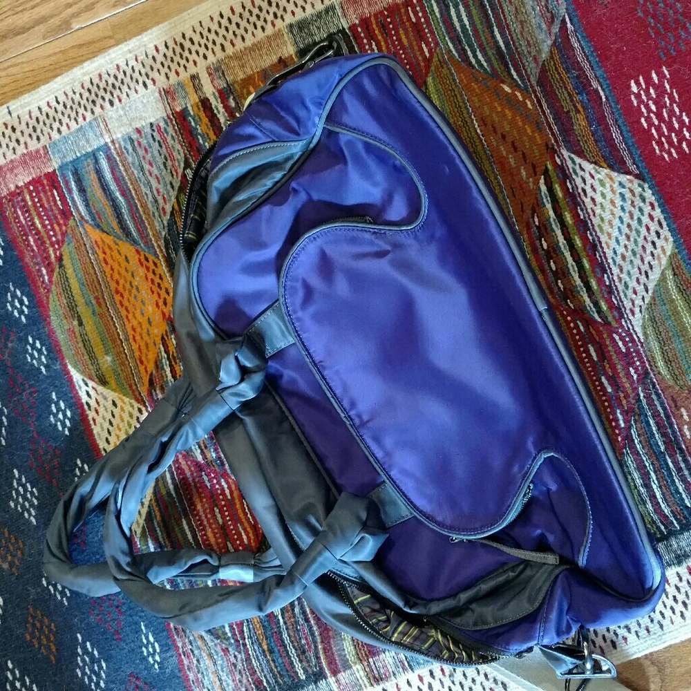 Lululemon purple duffle bag - Picture 4 of 4