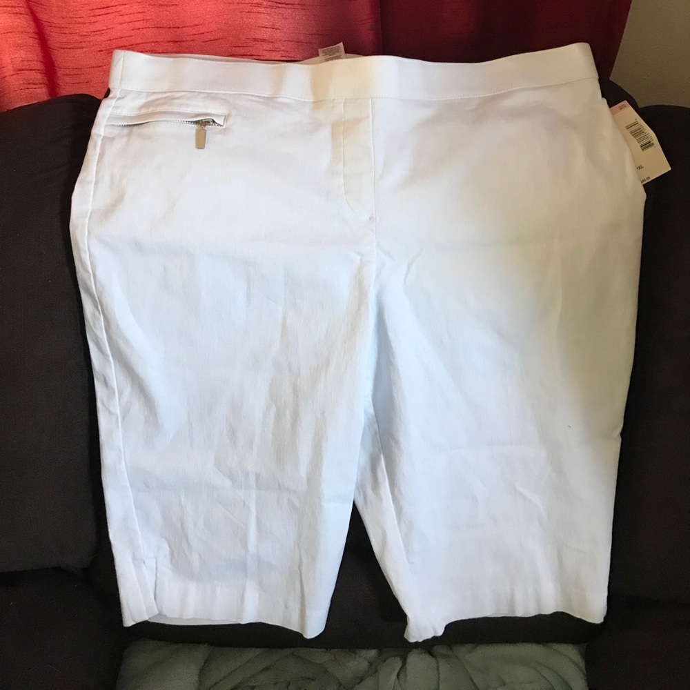 👑 Laura Scott petite white capris 👑