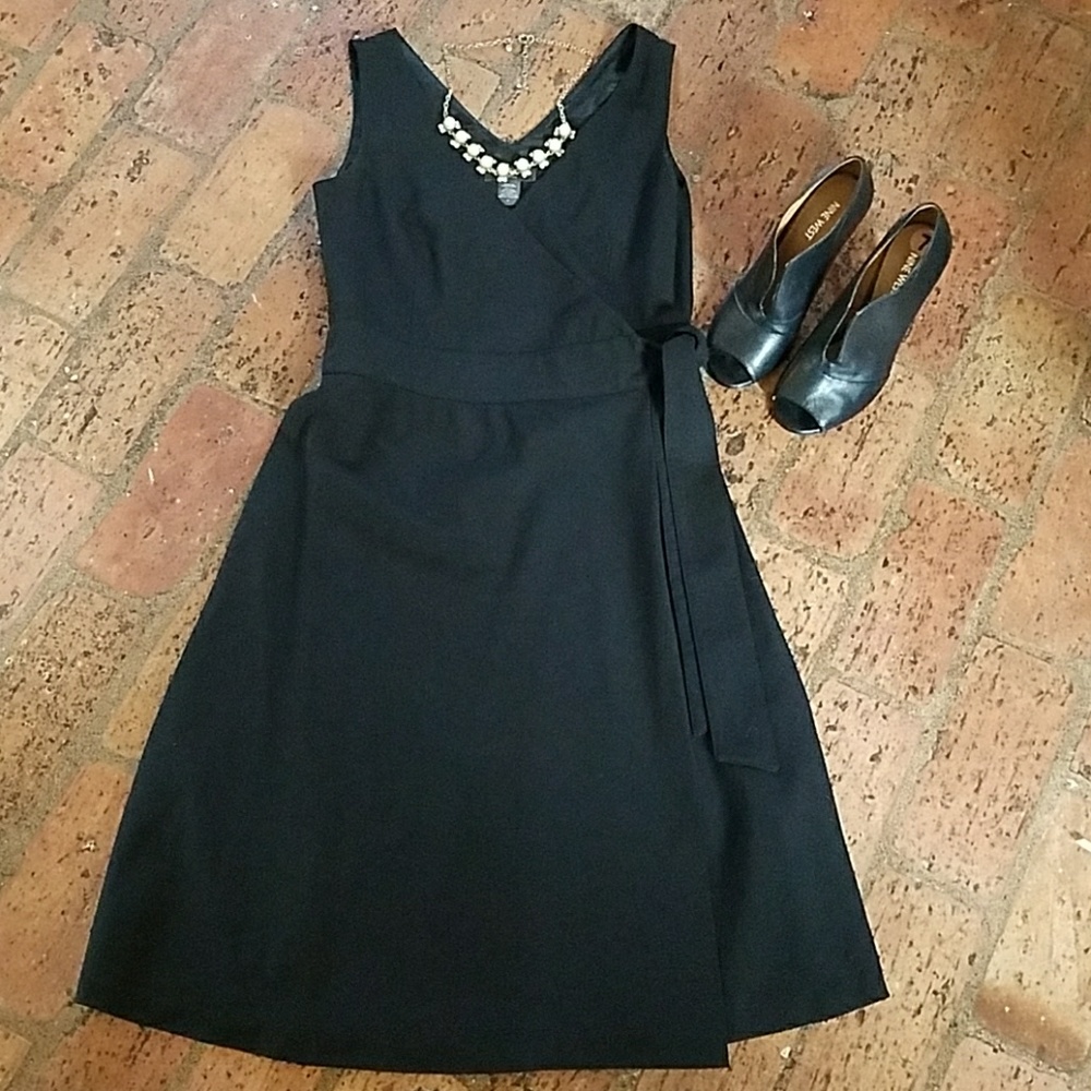 Banana Republic Sleeveless black wrap around dress