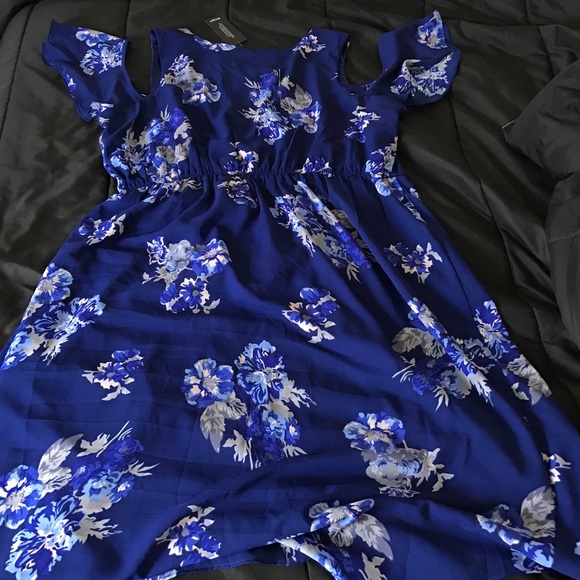 Blue dress with flowers - Picture 3 of 5