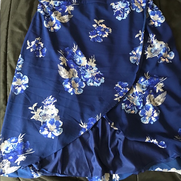 Blue dress with flowers - Picture 5 of 5