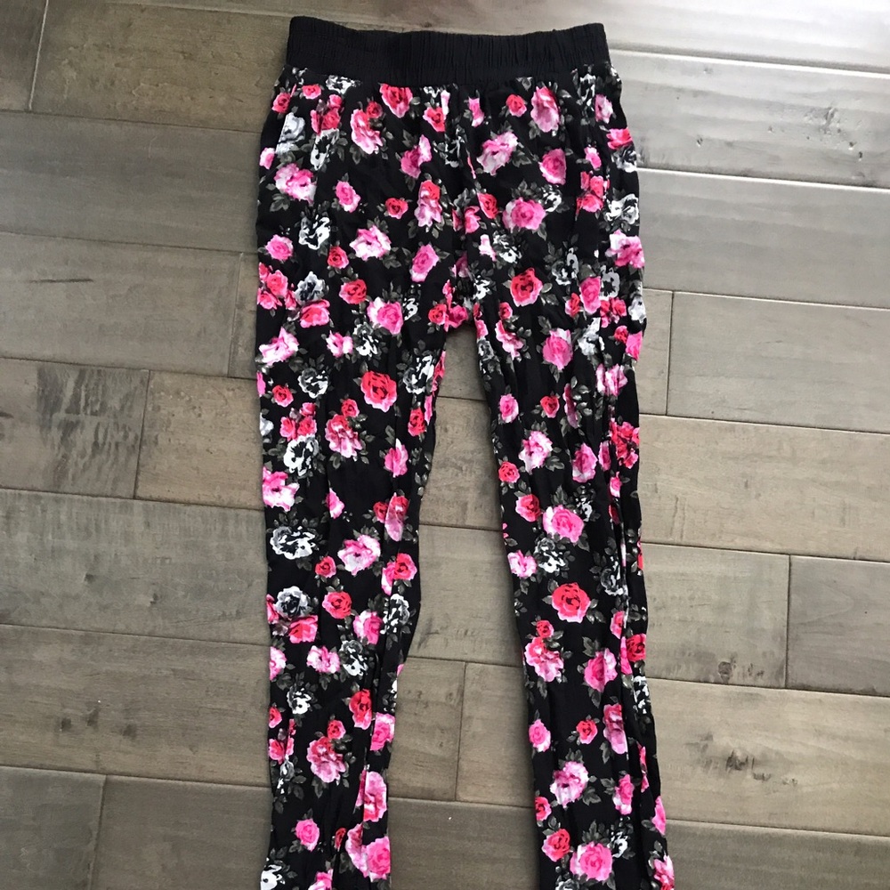 Black floral print pants