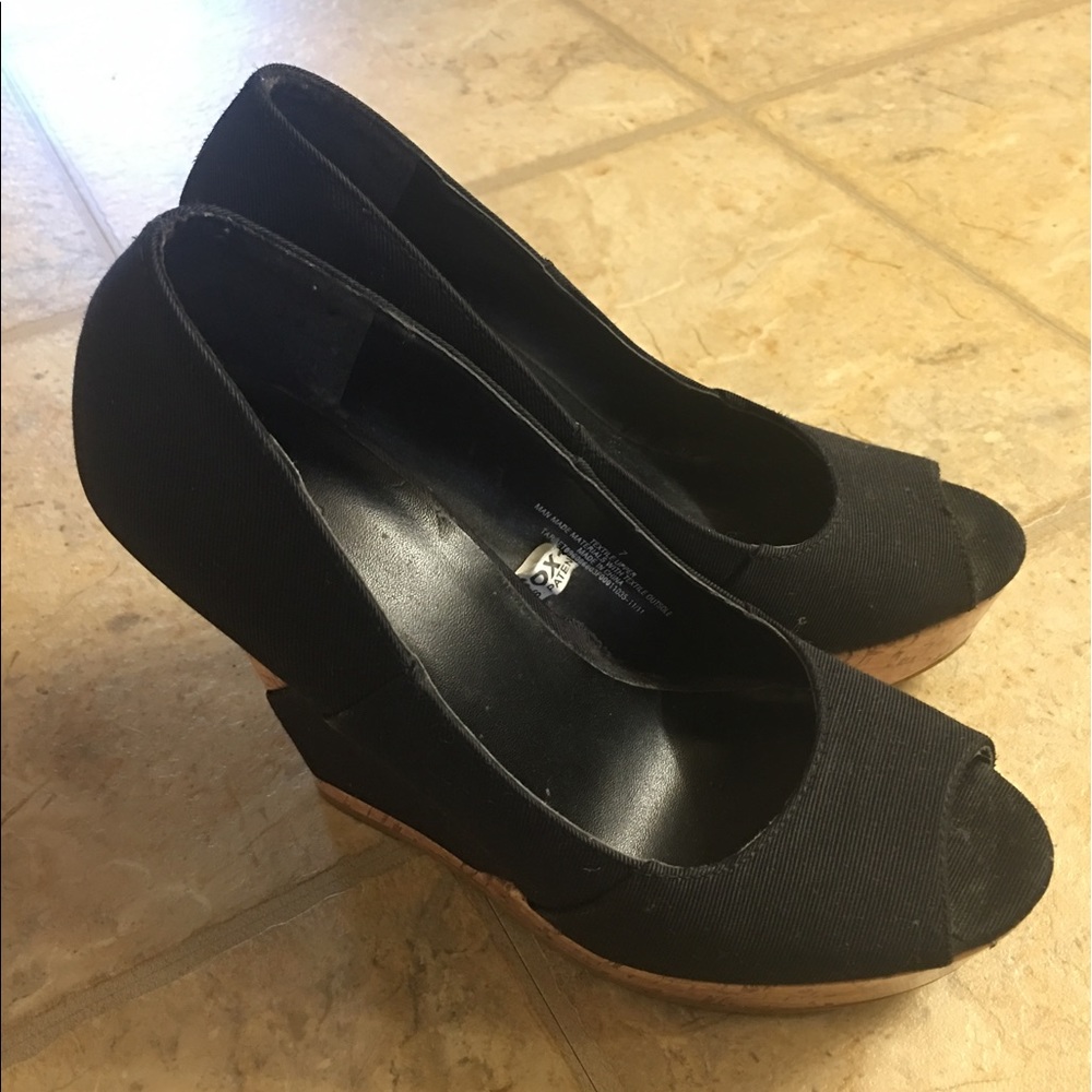 Black peep toe wedge