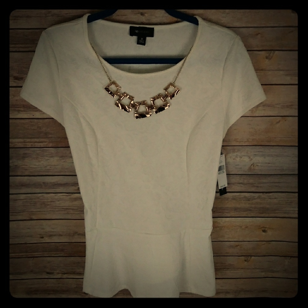 White short sleeve top with attached gold nacklace