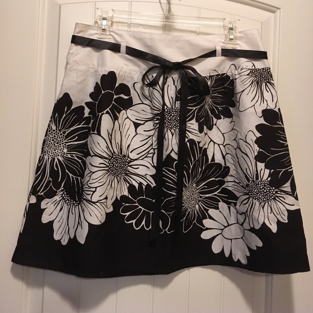 Black and White Skirt.  Size 9.  Adorable