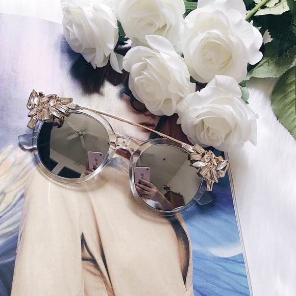 🚫SOLD🚫Crystal Embellished Cat Eye Sunglasses - Picture 5 of 8