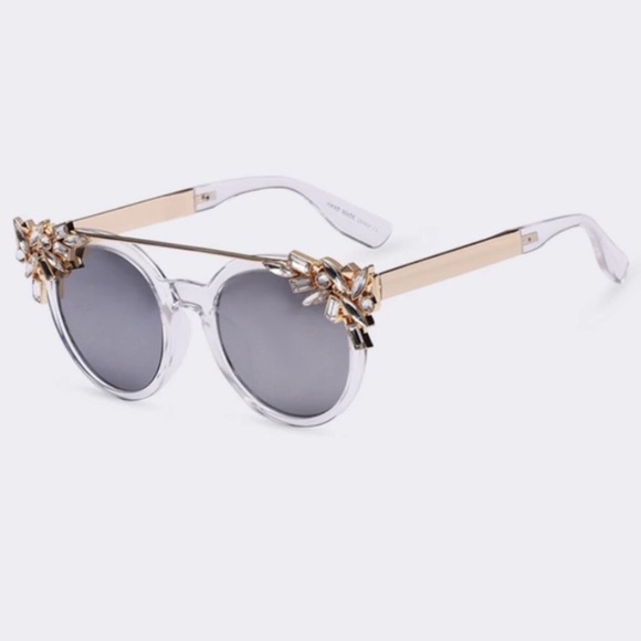 🚫SOLD🚫Crystal Embellished Cat Eye Sunglasses - Picture 8 of 8