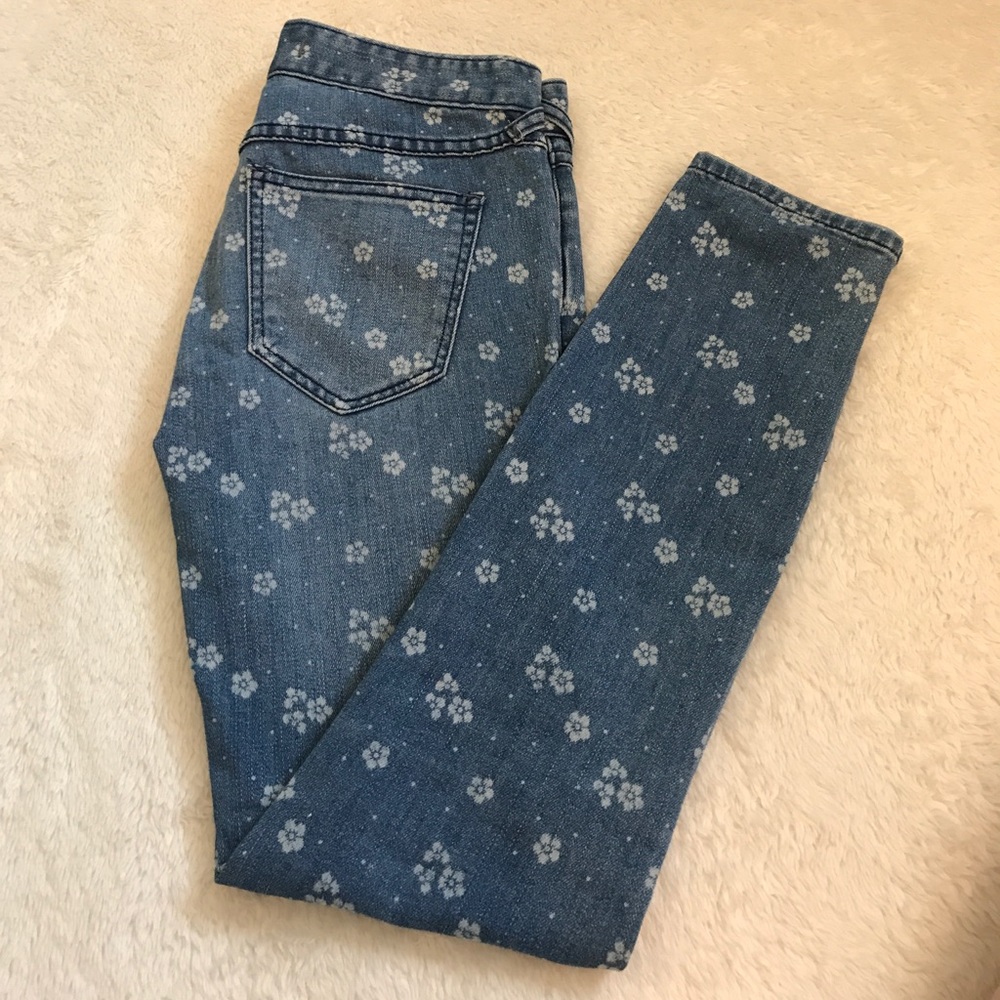 Ankle Skinny Jeans with White Floral Pattern