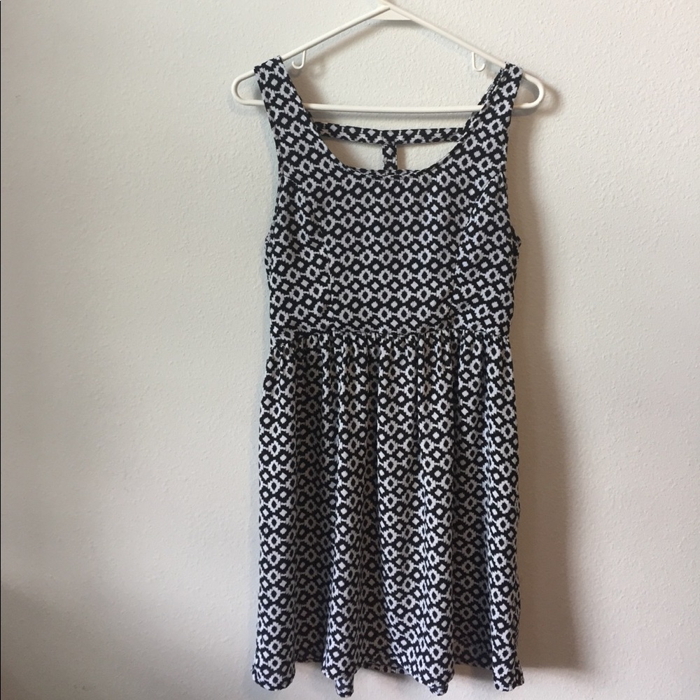 Super cute black and white dress!