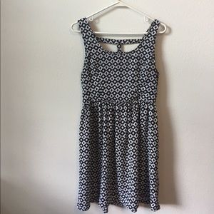 Super cute black and white dress!
