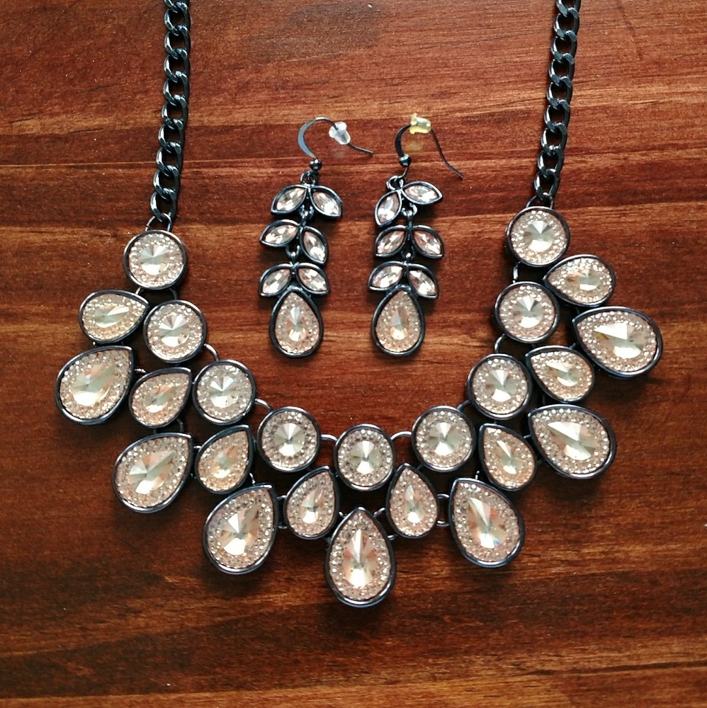 Light Pink Teardrop Necklace and Earring Set