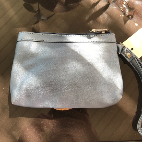 Metallic blue wristlet - Picture 3 of 5