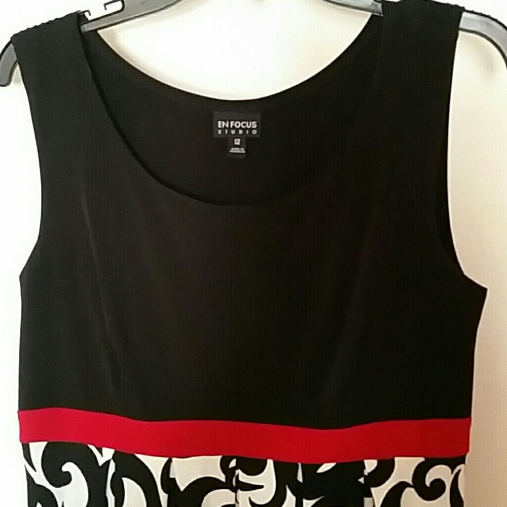 Sleeveless, knee length dress - Picture 2 of 4