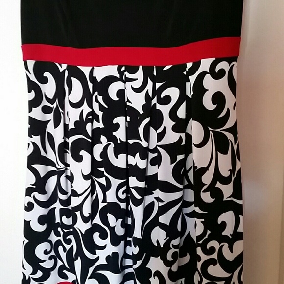 Sleeveless, knee length dress - Picture 3 of 4