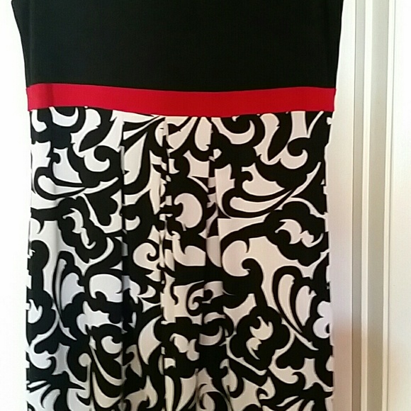 Sleeveless, knee length dress - Picture 4 of 4