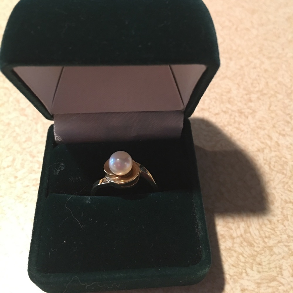10k real gold and pearl ring size 5