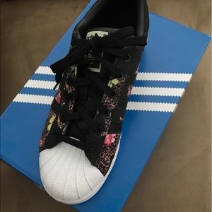 *FLASH SALE* Adidas Superstar