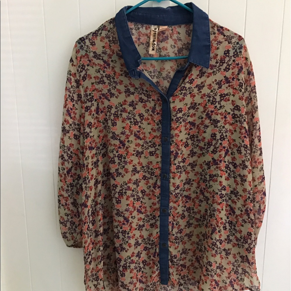 Women's 2x floral top with denim piping, so cute!