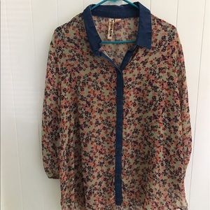Women's 2x floral top with denim piping, so cute!