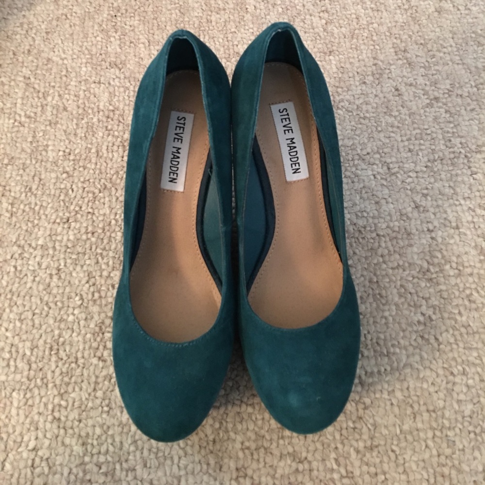 Steve Madden Green Velvet Wedges