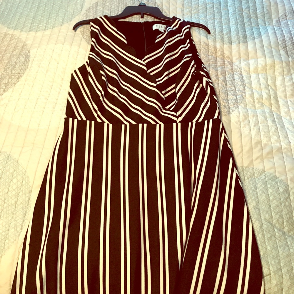 Black & white scalloped neckline Elle Dress