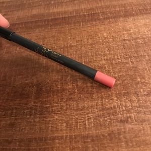 Kylie lip liner