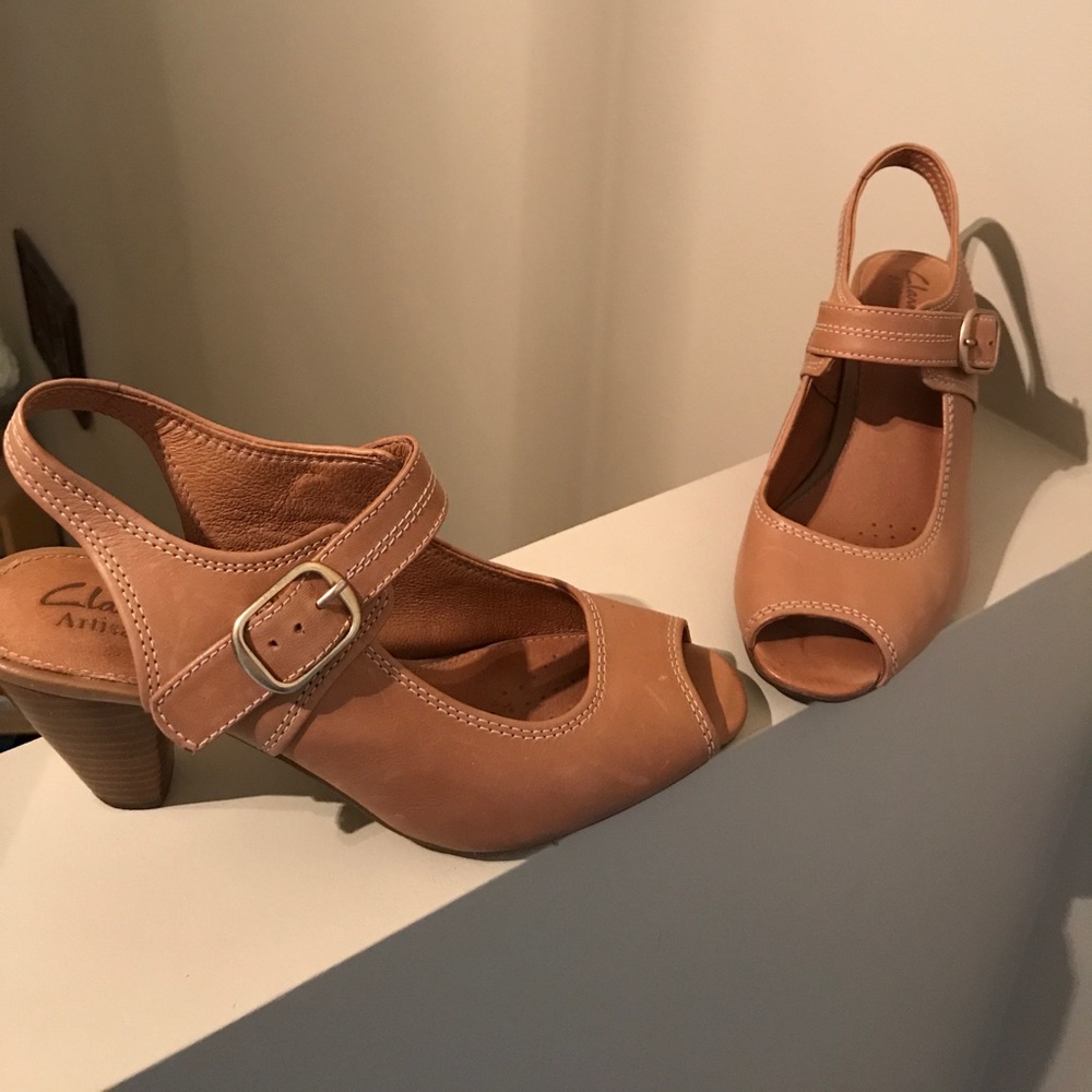 Clarks leather pumps