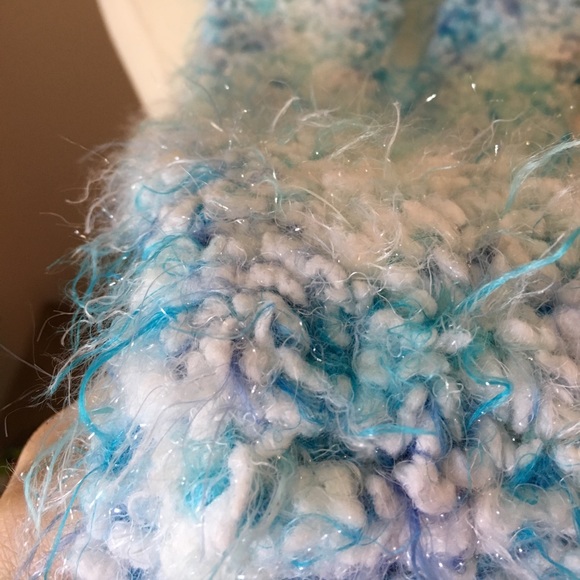 Hand knitted soft frozen scarf - Picture 2 of 2