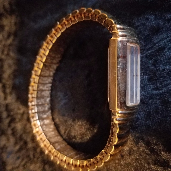 JOANN RIVERS WATCH GOLD TONE - Picture 4 of 4